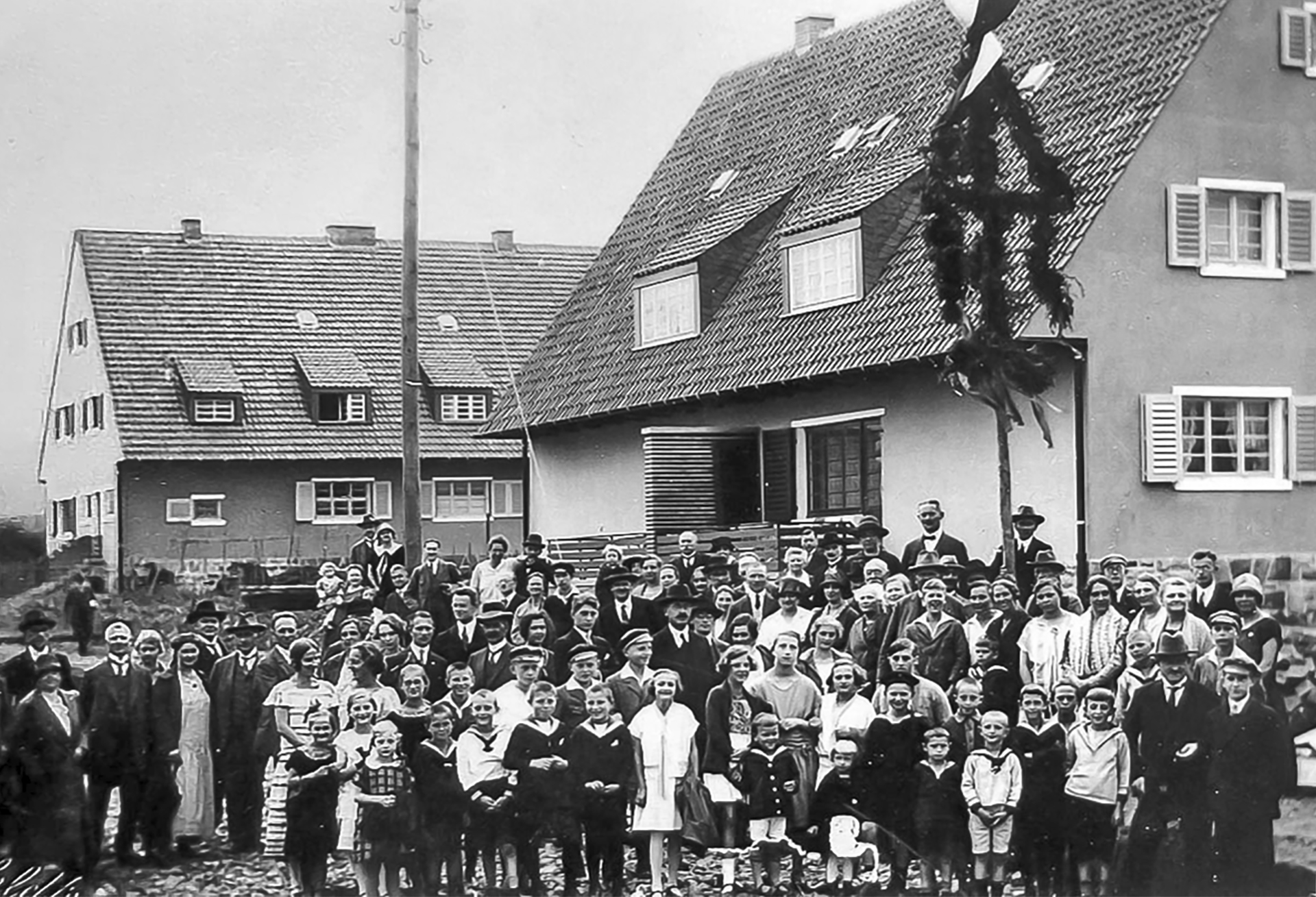 Die Gründergeneration(en) bei einem Richtfest in den 1920er-Jahren