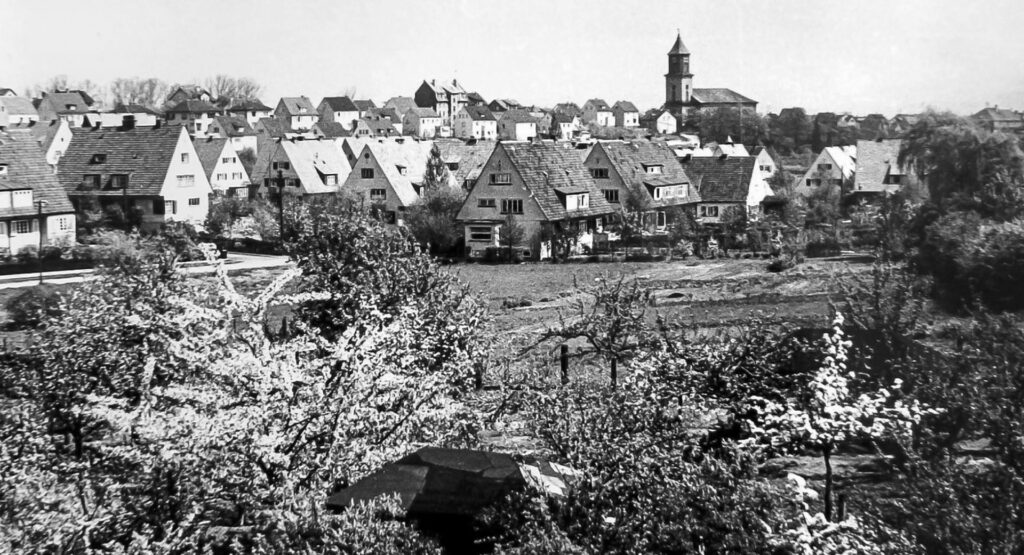 Frühe Ansicht der Riedwiesensiedlung, im Hintergrund die Kirche Kirchditmold.